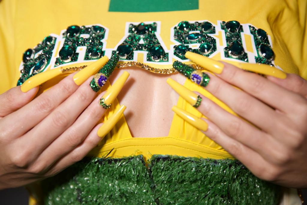 Unha decorada para Copa: nail designer Márcia Câmara ensina modelo para você torcer pelo Brasil